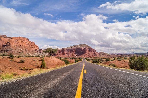 アメリカ南西部の雄大な道