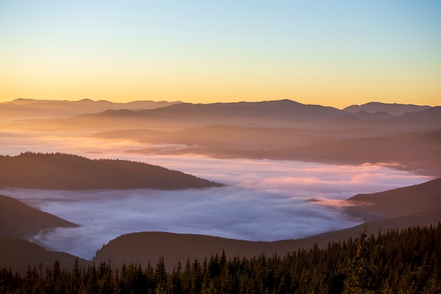 Фото Величественный рассвет утром в горном пейзаже