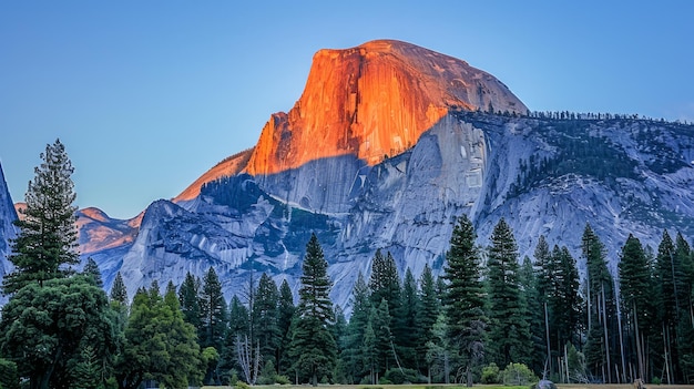 Foto maestoso tramonto sulla mezza cupola parco nazionale di yosemite picco di granito illuminato nella sierra