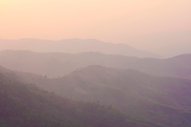 Maestoso tramonto nelle montagne paesaggistiche chiang rai thailandxa
