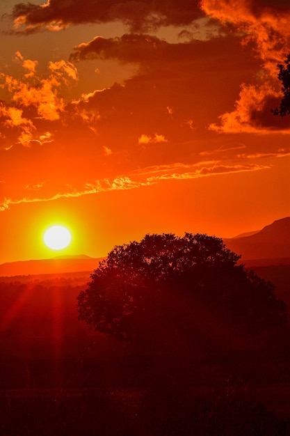 Maestoso tramonto nel paesaggio delle montagne