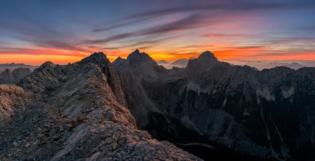 Photo majestic sunset in the mountains