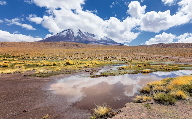 写真 南米ボリビアの水面に映る火山と雲の雄大な眺め