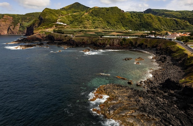 海岸と山々の雄大な眺め