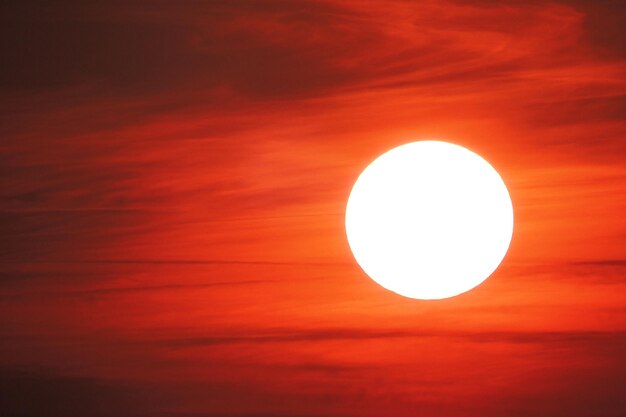 Photo majestic view of yellow sun in orange sky