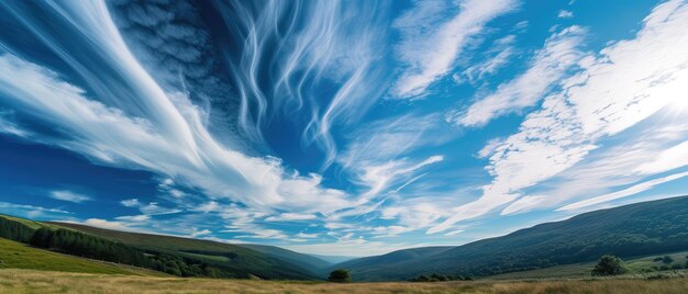 Majestic Wispy Wolken Over Rolling Hills Landschap