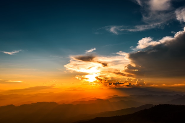 Majestueus bergenlandschap in zonsonderganghemel met wolken, chiang-mai, thailand