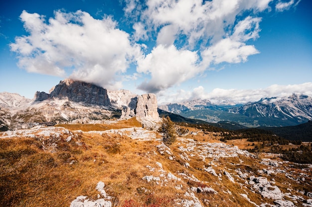 Majestueus landschap van alpine rode herfst Cinque Torri Passo Falzarego Tofana Prachtig wandelnatuurlandschap in dolomiet Italië nabij Cortina d'Ampezzo