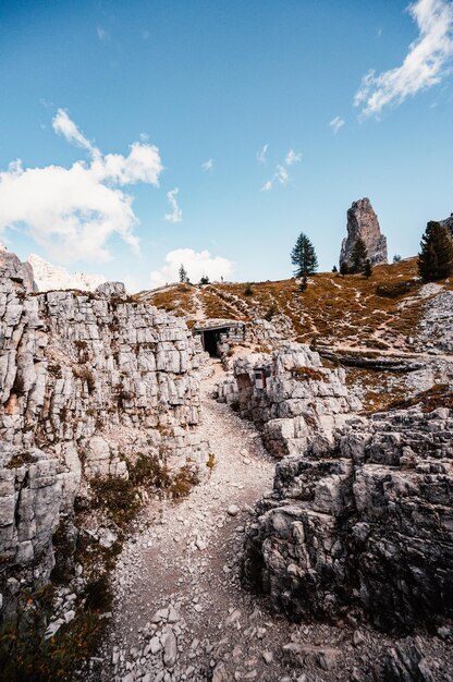 Majestueus landschap van alpine rode herfst Cinque Torri Passo Falzarego Tofana Prachtig wandelnatuurlandschap in dolomiet Italië nabij Cortina d'Ampezzo