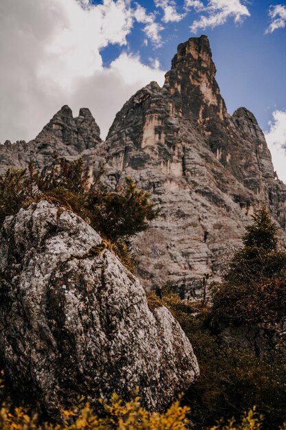 Majestueus landschap van Dolomietenmeer Sorapis met kleurrijke lariksen en hoge bergen Prachtig wandelnatuurlandschap in dolomiet Italië in de buurt van Cortina d'Ampezzo