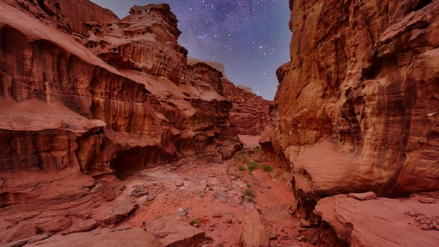 Majestueus uitzicht op de Wadi Rum-woestijn Jordanië De vallei van de maan Oranje zand Melkweghemel