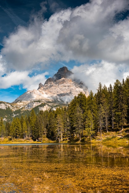 Majestueuze berg Tre Cime Di Lavaredo gezien vanaf het meer van Antorno, Italië