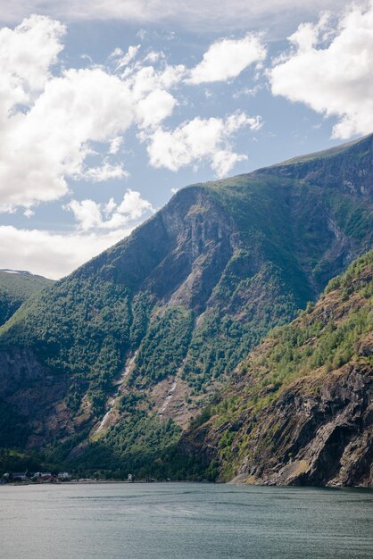 majestueuze bergen rustig water fjord