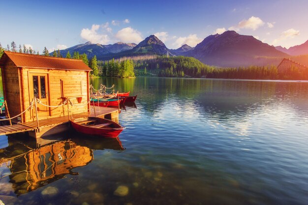 Majestueuze bergmeer in Nationaal Park Hoge Tatra. Strbske pleso, Slowakije, Europa.