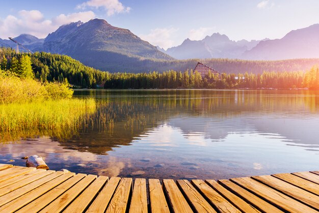 Majestueuze bergmeer in Nationaal Park Hoge Tatra. Strbske pleso, Slowakije, Europa.