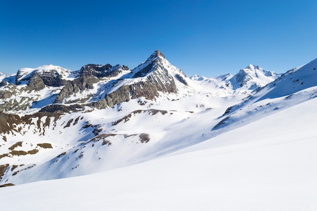 Majestueuze bergtoppen in de winter in de Alpen