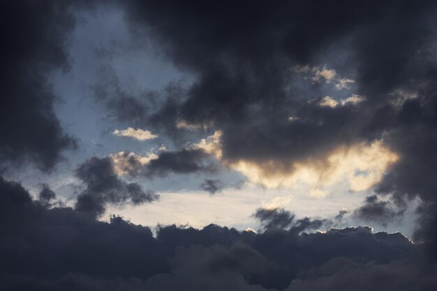 Majestueuze dramatische lucht Voor de storm Prachtig zonlicht Overdag vastgelegd