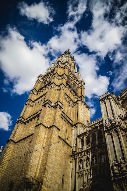 majestueuze kathedraal van Toledo in gotische stijl, met muren vol religieuze sculpturen