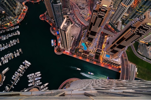 Majestueuze kleurrijke skyline van Dubai Marina 's nachts Meerdere hoogste wolkenkrabbers van de wereld Dubai Marina Verenigde Arabische Emiraten