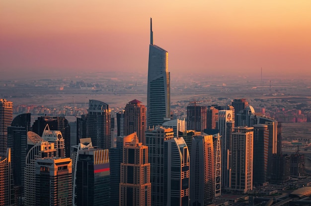 Majestueuze kleurrijke skyline van Dubai Marina tijdens zonsondergang Meerdere hoogste wolkenkrabbers van de wereld Dubai Marina Verenigde Arabische Emiraten