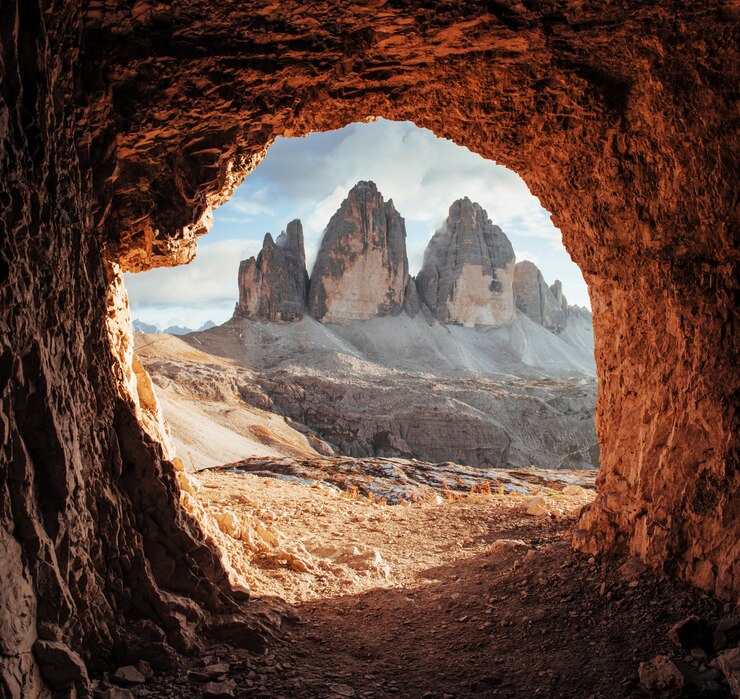 Foto majestueuze tre cime-bergen van drie pieken. prachtige foto in de zonnige dag. landschap italiaanse landschappen