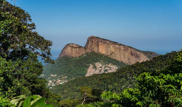 Foto majestueuze tweeling rotsen met uitzicht op rocinha favela in rio de janeiro