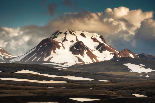 Majestueuze vulkanische berg met besneeuwde en dramatische wolk op afgelegen wildernis in de IJslandse Hooglanden