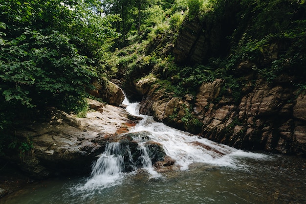 Majestueuze waterval in de bergen van Rusland.