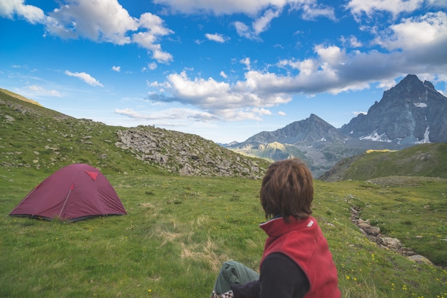 Majestueuze weergave van bergtoppen bij zonsondergang hoog op de alpen