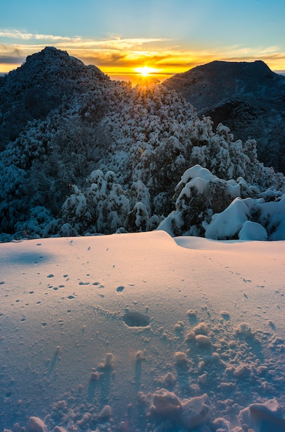 Majestueuze zonsondergang in het landschap van de winterbergen