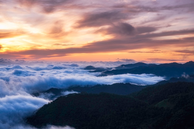 Majestueuze zonsopgang boven de bergen