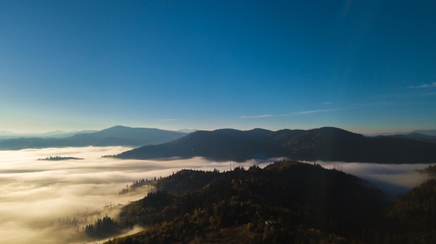 Majestueuze zonsopgang in het bergenlandschap