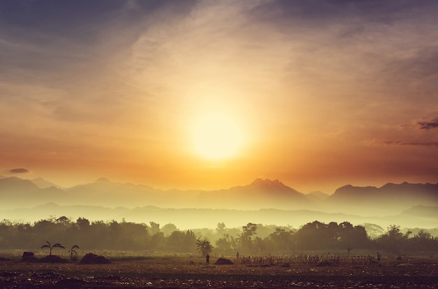 Majestueuze zonsopgang in het landelijke landschap. Luzon-eiland in de Filippijnen.