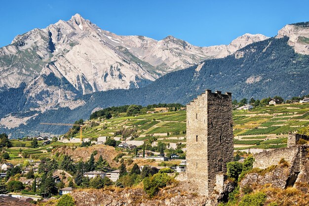 스위스 발레(Canton Valais)의 시온(Sion)에 있는 마조리 성(Majorie Castle)과 오 드 크라이(Haut de Cry) 산이 있는 풍경.