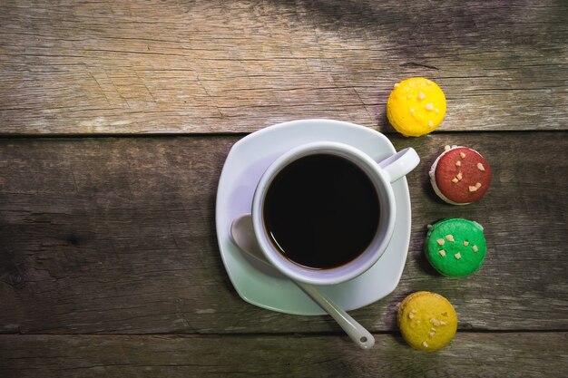 Makaron en kopje koffie op houten tafel