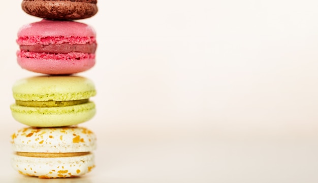 Makaronsstapel, stapel van macaron op lichte achtergrond