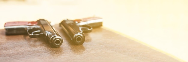 사진 마카로프의 권총은 거리의 탁자 위에 놓여 있다
