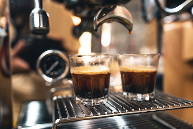 집에서 기계에서 커피를 만들고, 기계에서 컵에 커피를 만듭니다.