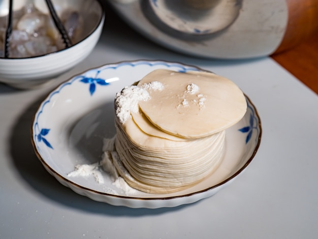 To make dumplings with minced meat