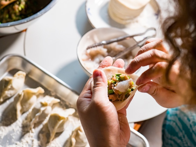 To make dumplings with minced meat