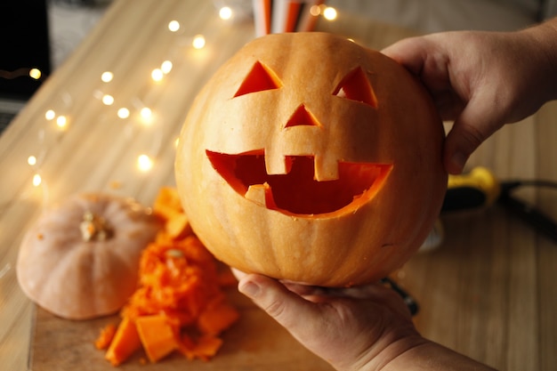 Foto crea una testa di zucca di jack o lantern per halloween