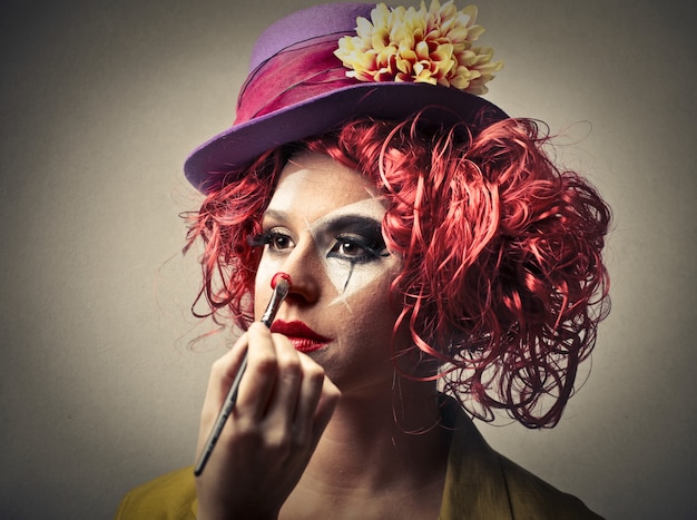 Make-up aanbrengen op een clown