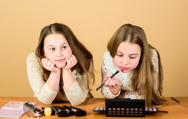 Make-up art Ontdek het concept van cosmeticatas Salon- en schoonheidsbehandeling Net als spelen met make-up Kinderen kleine meisjes kiezen cosmetica Make-upwinkel Experimenteren met stijl Make-upcursussen