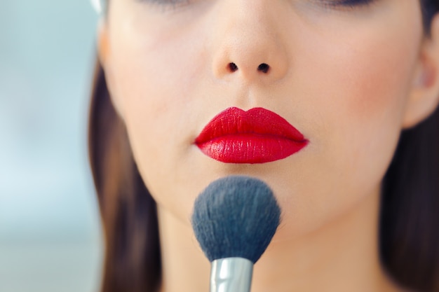 Make-up artiest doen professionele make-up van jonge vrouw