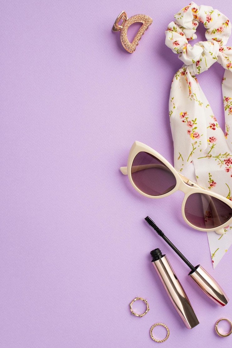 Photo make up beauty concept top view vertical photo of trendy scarf scrunchy mascara sunglasses gold rings and hairpin on isolated purple background
