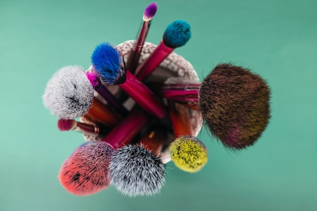Make-up borstel geïsoleerd op een groene achtergrond