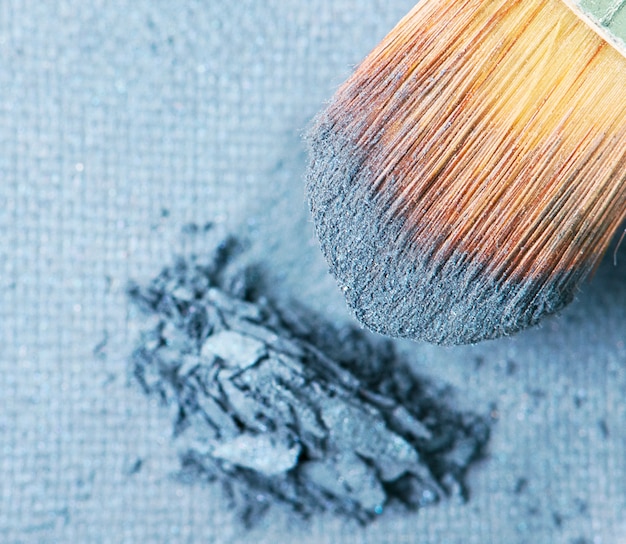 Foto pennello per trucco su ombretto schiacciato blu