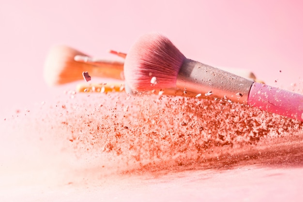 Make up brushes with powder splashing