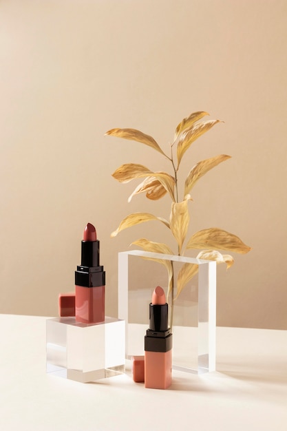 Make-up concept met lippenstift en bladeren