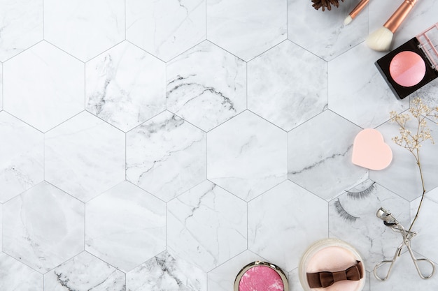 Make up cosmetic flat lay view on the tile marmo bianco aspetto pulito